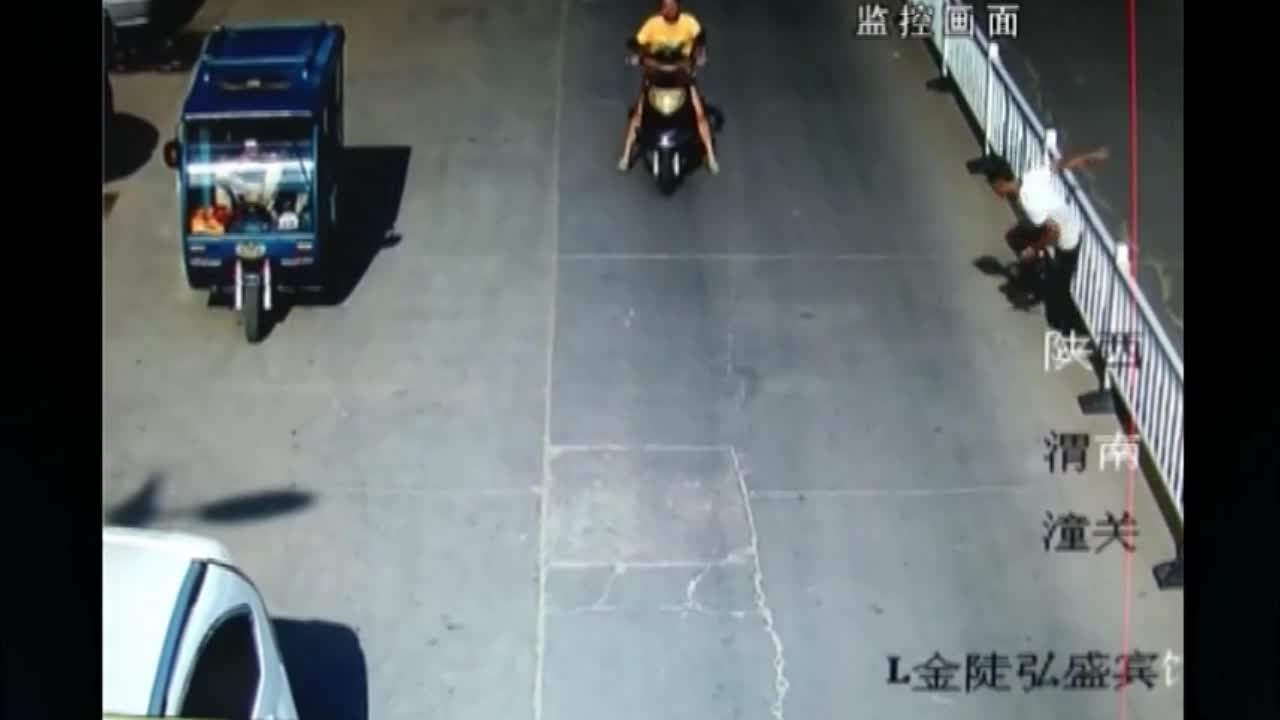 Mới- nóng - Clip: Đang đi đường, người phụ nữ bị khống chế cướp xe máy giữa phố