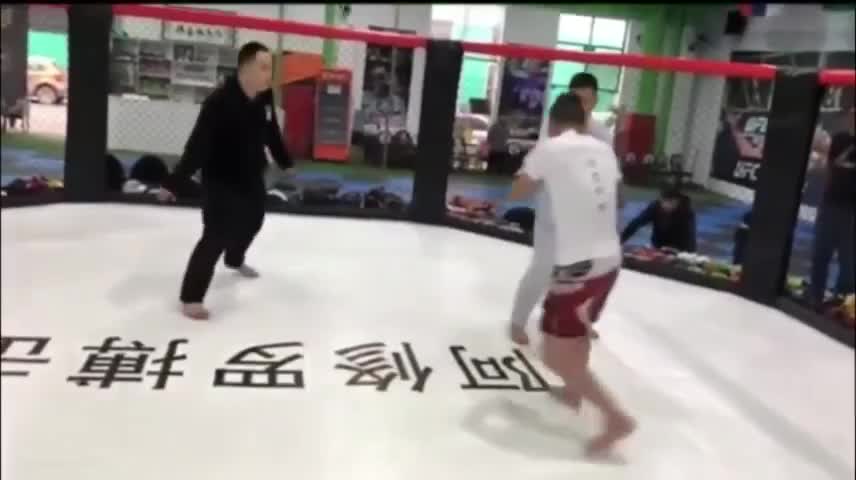 Giải trí - Clip: Thách đấu võ sĩ MMA, võ sư Vịnh Xuân Quyền bị đấm gục sau 6 giây