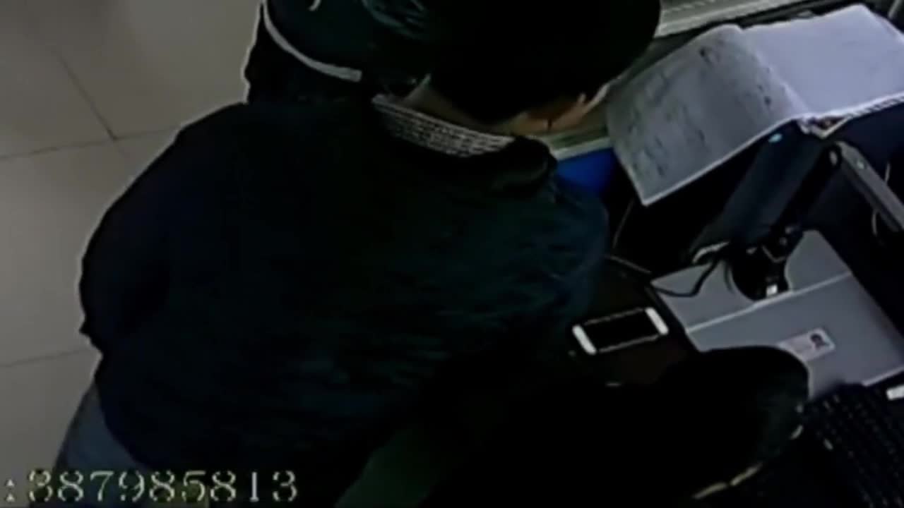 Mới- nóng - Clip: Người phụ nữ 'hồn nhiên' trộm điện thoại ngay trong đồn cảnh sát