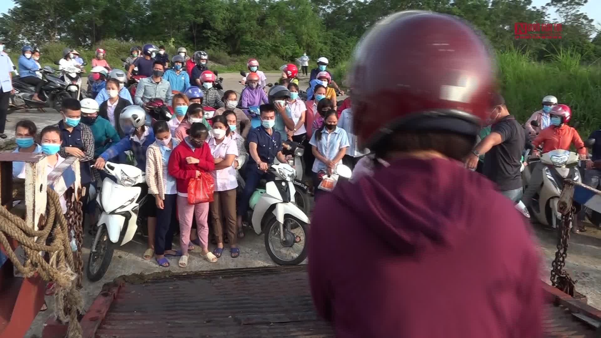 Dân sinh - Nhiều người chen lấn lên phà nối 2 tỉnh Vĩnh Phúc – Phú Thọ