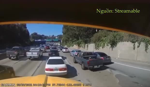 Mới- nóng - Clip: Va chạm nhẹ, nữ tài xế hung hăng đập cửa kính xe bán tải