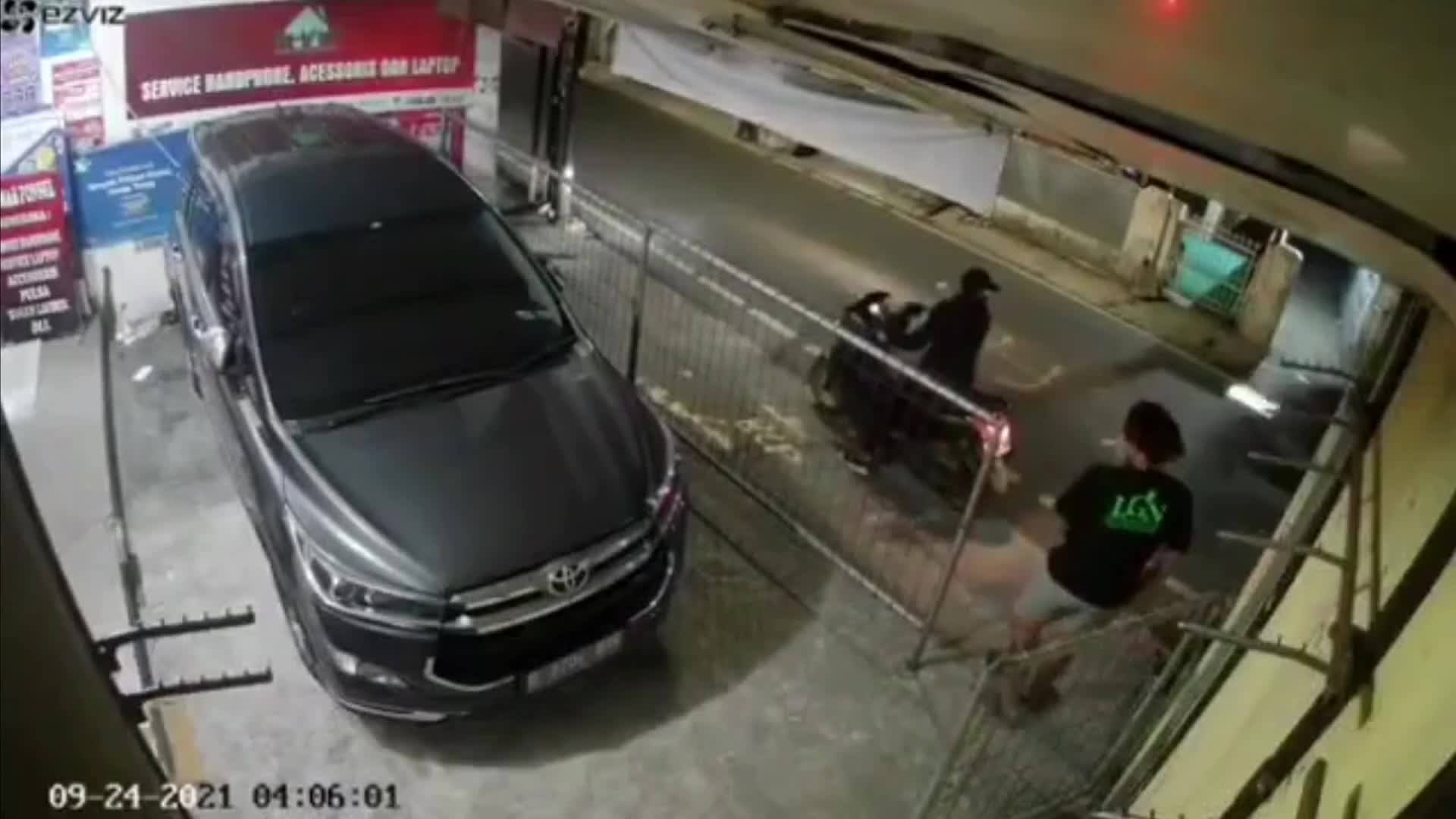Mới- nóng - Clip: Ô tô đỗ trước cửa nhà bị trộm vặt sạch gương trong 5 giây