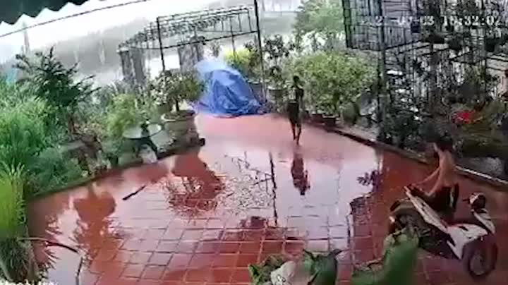 Mới- nóng - Clip: Đứng giữa trời mưa, nam thanh niên suýt bị sét đánh trúng người
