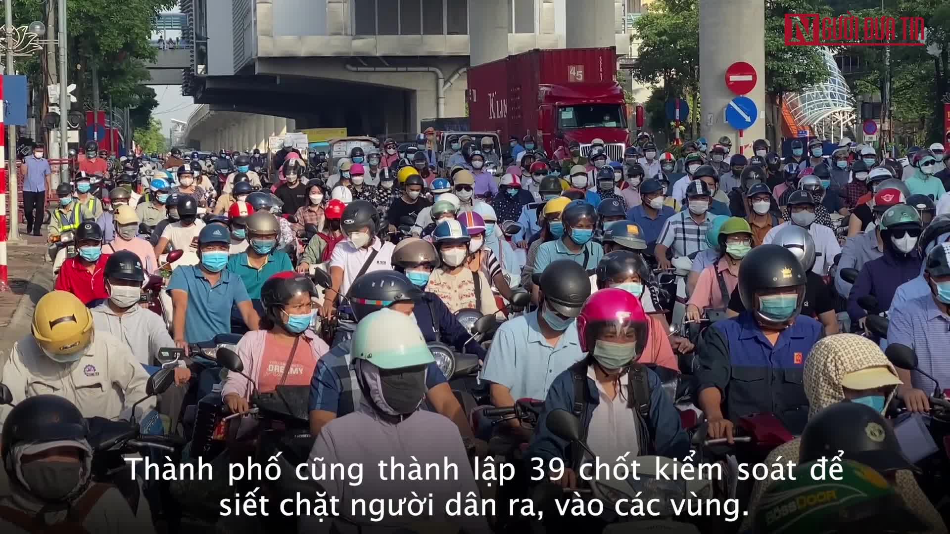 Sự kiện - Hà Nội: Hàng nghìn phương tiện nối đuôi nhau vào 'vùng đỏ'