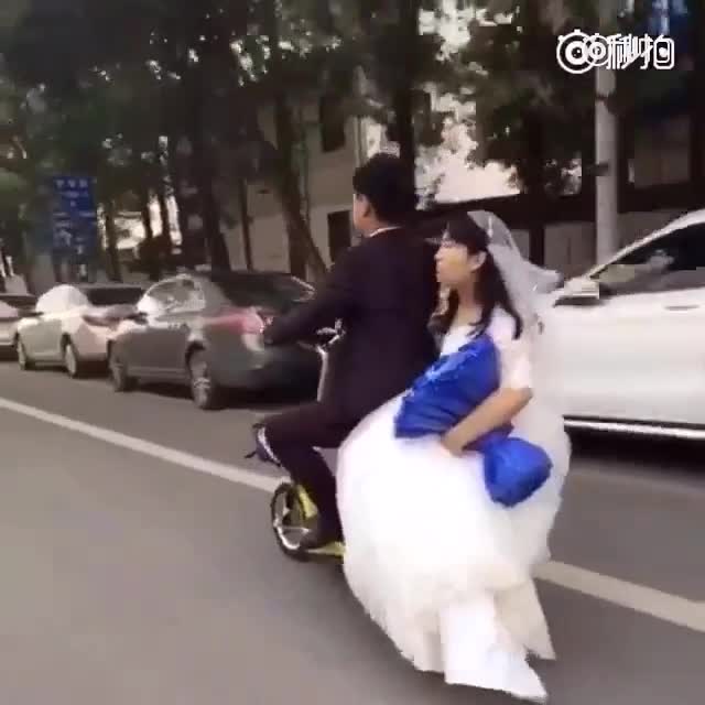 Video - Clip: Đánh rơi cô dâu giữa đường, chú rể vẫn hồn nhiên phóng xe đi