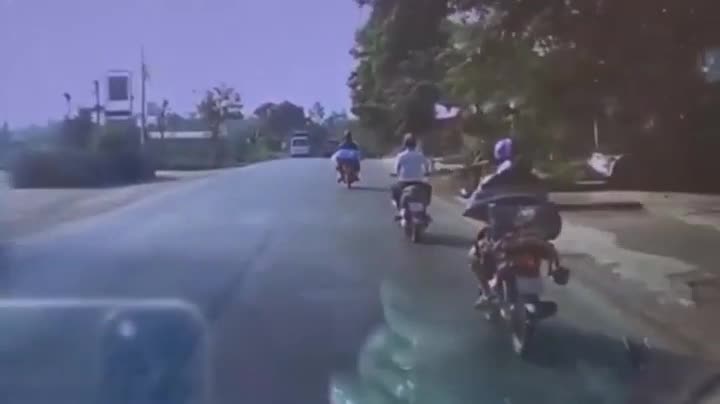 Video - Clip: Mải nhìn điện thoại đâm vào đuôi ô tô, thanh niên suýt mất mạng