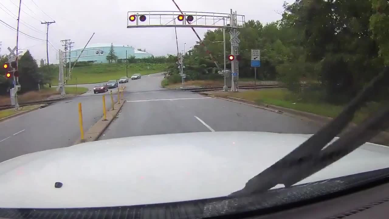 Video - Clip: Ô tô bị tàu hỏa tông biến dạng, nữ tài xế hoảng hốt tháo chạy