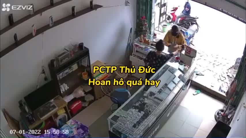 Video - Clip: Vờ mua điện thoại rồi bỏ chạy, cô gái bị chủ tiệm bắt tại trận