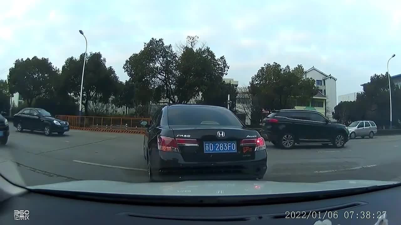 Video - Clip: Thót tim khoảnh khắc bé gái bất ngờ rơi khỏi ô tô đang chạy