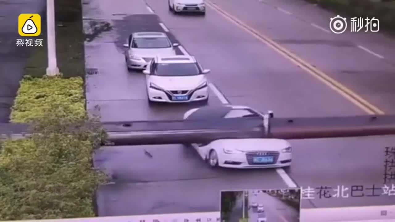 Video - Clip: Cần trục rơi xuống đường đè nát Audi, tài xế thoát chết khó tin