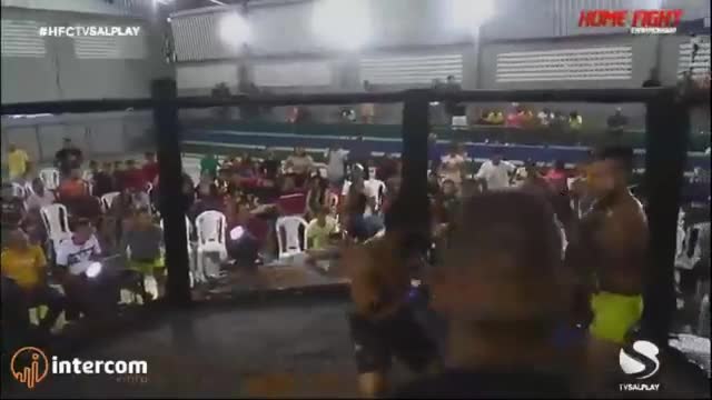 Video - Clip: Dính đòn cực hiểm, võ sĩ MMA bay khỏi võ đài và cái kết bất ngờ