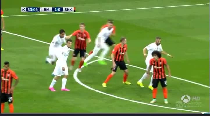 Video - Clip: Giả vờ ngã để kiếm penalty, cầu thủ nhận cái kết muối mặt