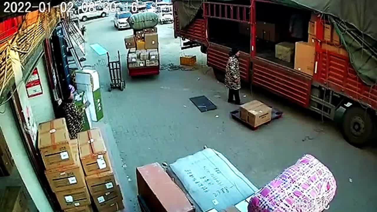 Video - Clip: Kiện hàng bất ngờ phát nổ kinh hoàng khi vừa đặt xuống đất