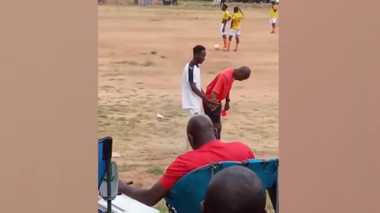 Video - Clip: Trọng tài dắt cầu thủ ra khỏi sân rồi rút thẻ đỏ cực hài hước