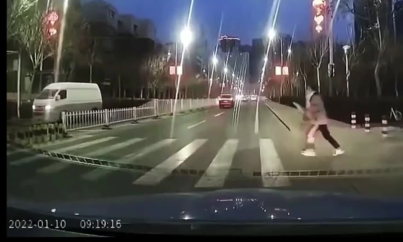 Video - Clip: Bị ô tô cán trúng khi băng qua đường, cô gái thoát chết khó tin