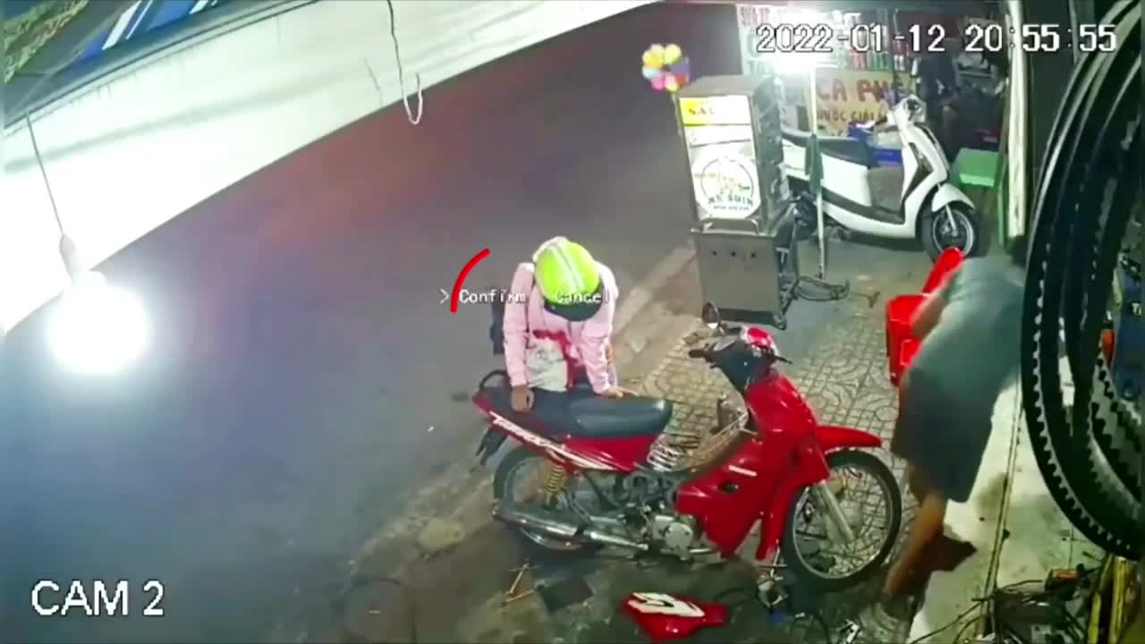 Video - Clip: Trượt ngã khi cướp túi xách, 2 nam thanh niên bị bắt tại trận