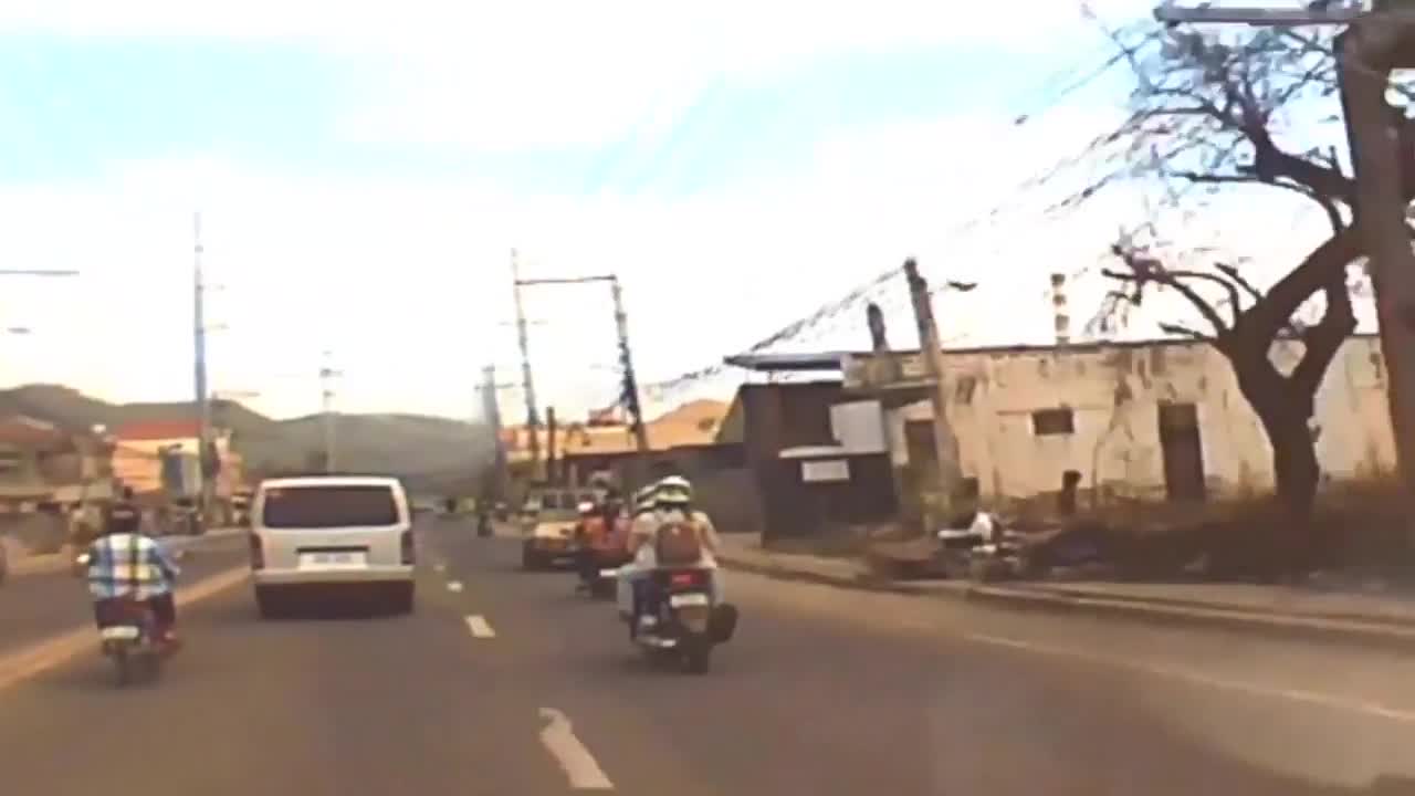 Video - Clip: Tài xế đánh lái xuất thần, cứu mạng cô gái ngã trước đầu xe