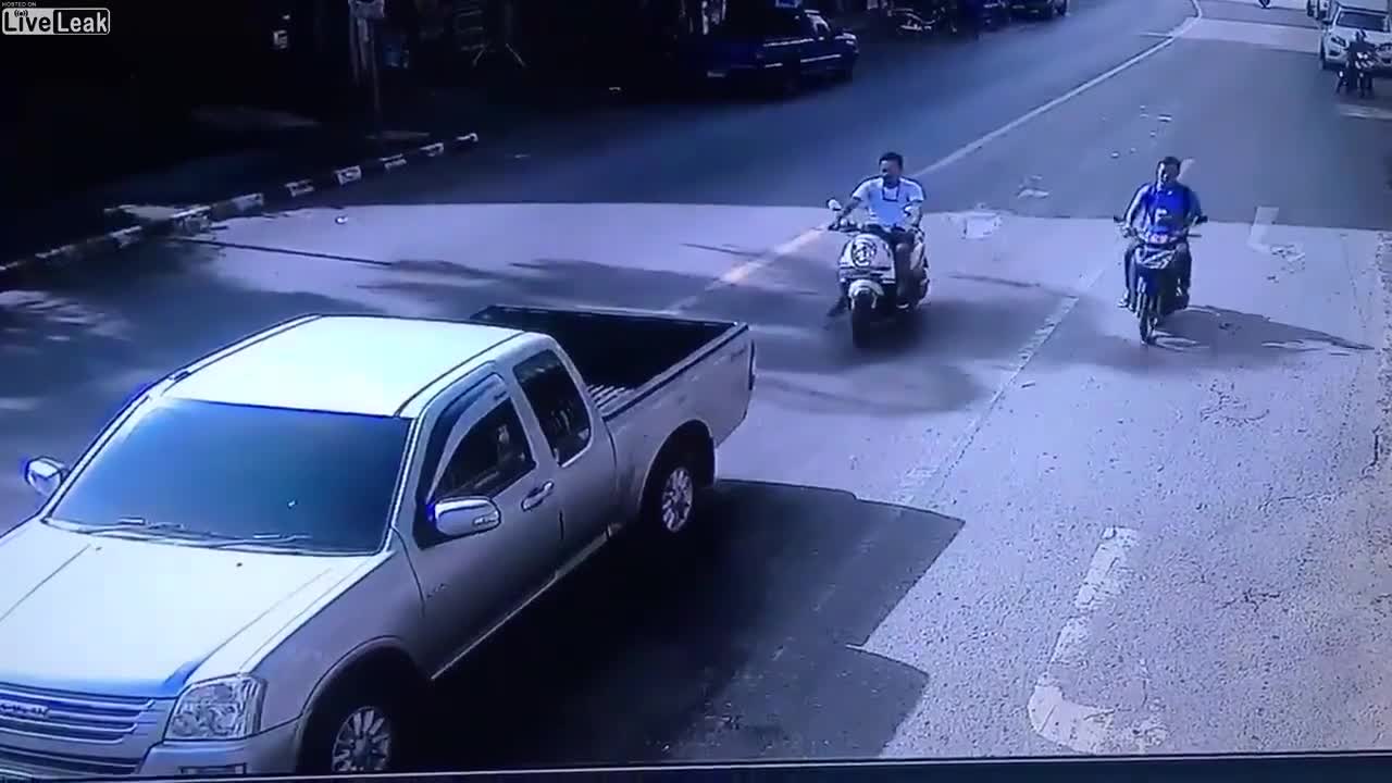 Video - Clip: Dừng chờ đèn đỏ, người đàn ông bị nữ tài xế tông trúng