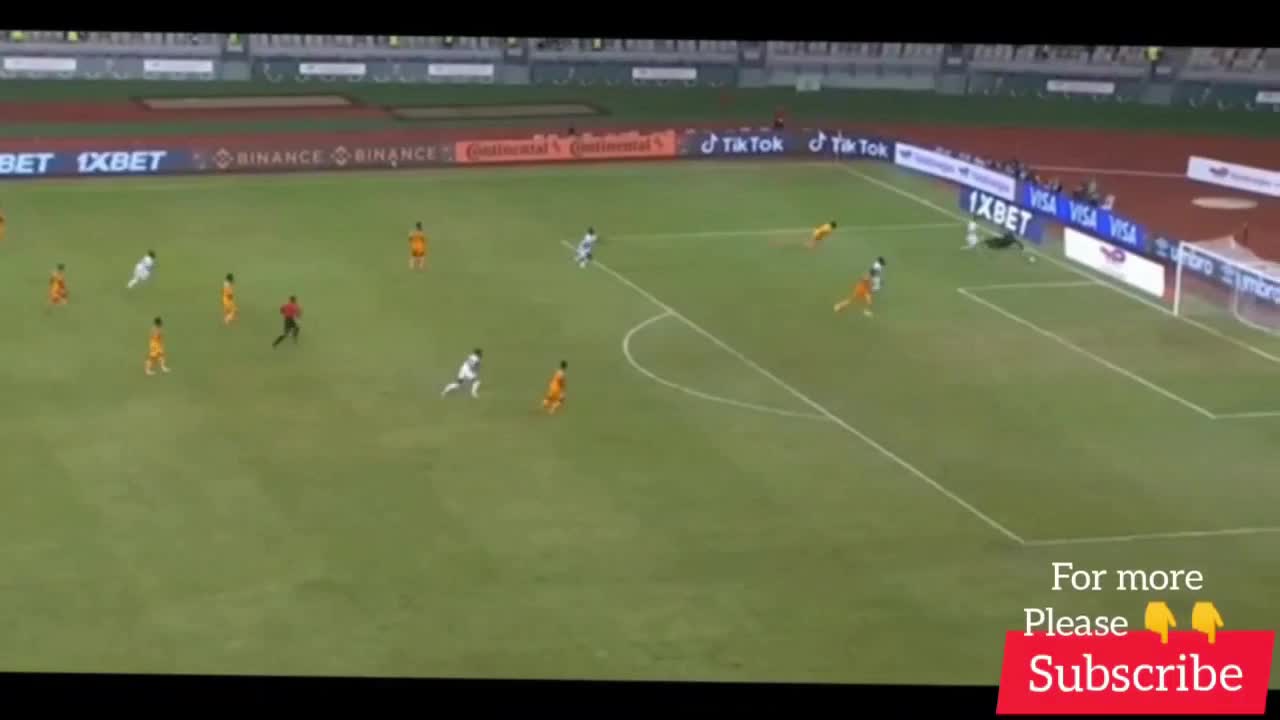 Video - Clip: Mắc sai lầm ngớ ngẩn, thủ môn 'giả vờ' chấn thương để rời sân