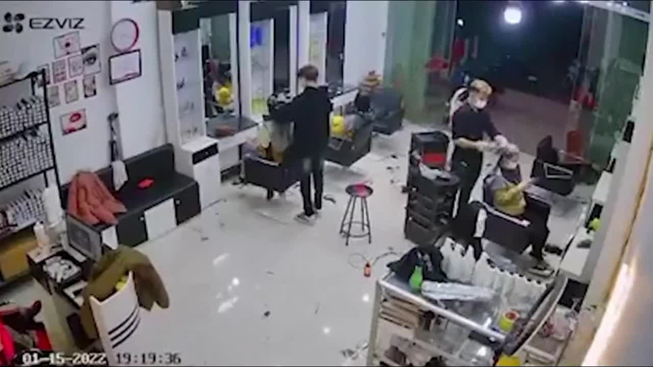 Video - Clip: Đang làm tóc, người phụ nữ bị người đàn ông xông vào đấm tới tấp