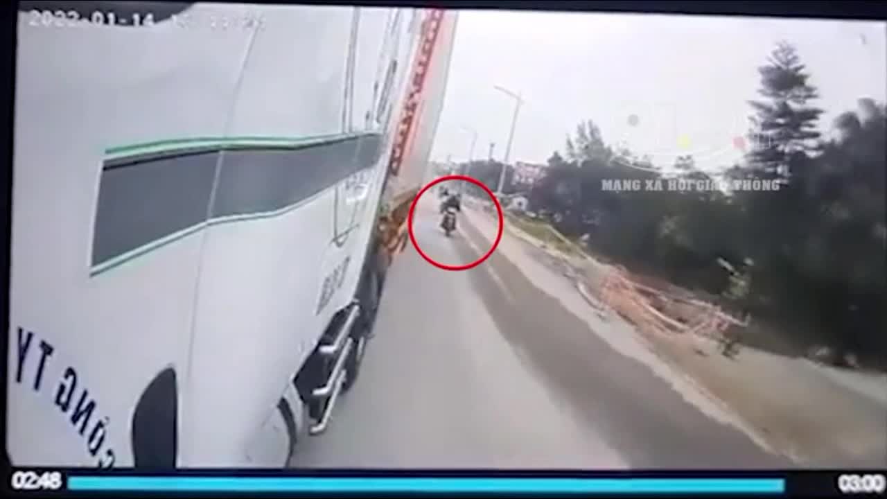 Video - Clip: Cố vượt container, nam thanh niên đi xe máy suýt mất mạng