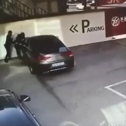 Video - Clip: Đạp nhầm chân ga, nữ khách hàng húc nam nhân viên dính vào tường