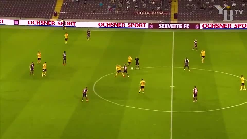 Video - Clip: Lao ra khỏi vòng cấm đập bóng, thủ môn nhận thẻ đỏ trực tiếp