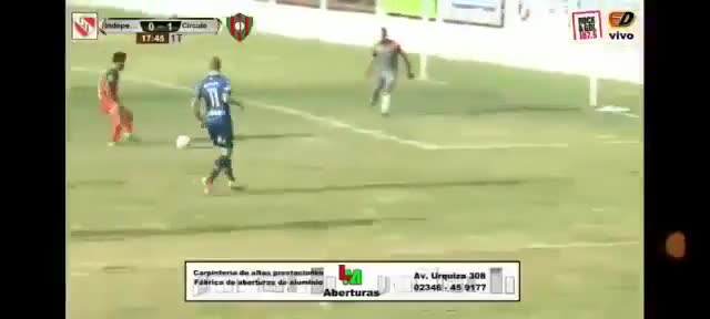 Video - Clip: Mải đứng cãi nhau, thủ môn để đối phương cướp bóng rồi ghi bàn
