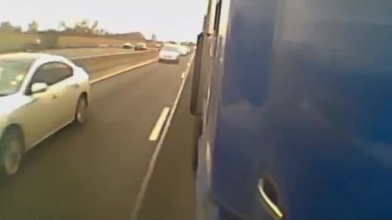 Video - Clip: Vượt bất thành, ô tô con bị 2 xe tải ép tóe lửa trên cao tốc