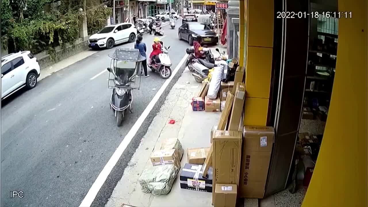 Video - Clip: Đạp nhầm chân ga, nữ tài xế tông trúng 4 người trên phố