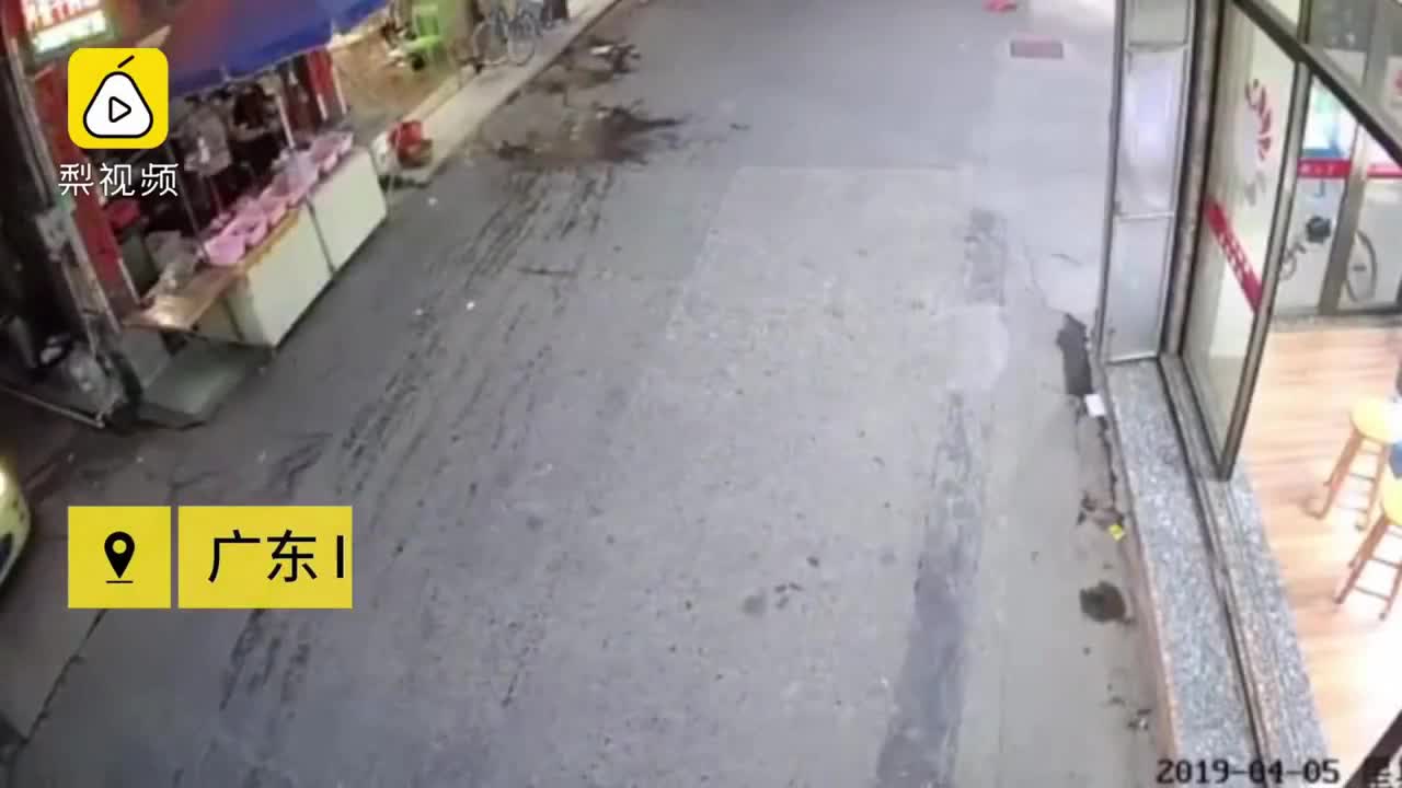 Video - Clip: Tránh ô tô, cụ ông 'drift' xe máy 180 độ như phim hành động