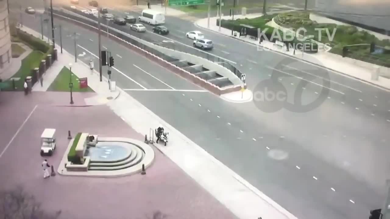 Video - Clip: Bị đâm trực diện, ô tô hất văng cảnh sát xuống bể nước