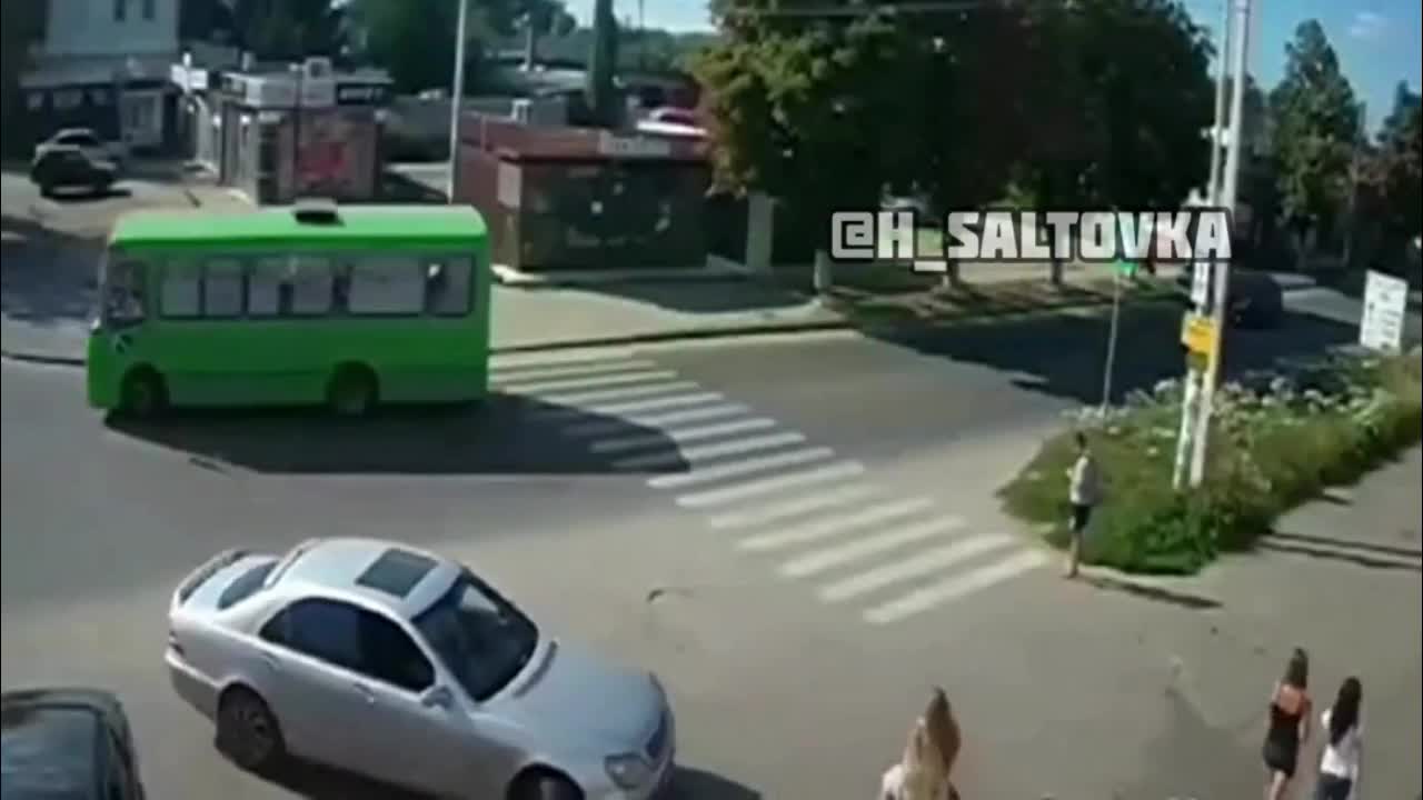 Video - Clip: Tài xế Mercedes hung hăng tát cô gái đi bộ ngay giữa phố