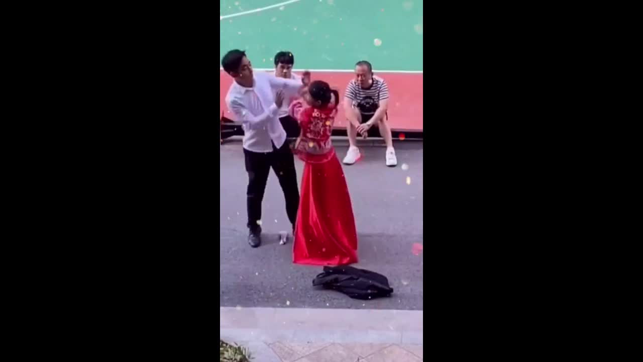Video - Clip: Chú rể tức giận ôm cô dâu ném vào thùng rác và lý do bất ngờ