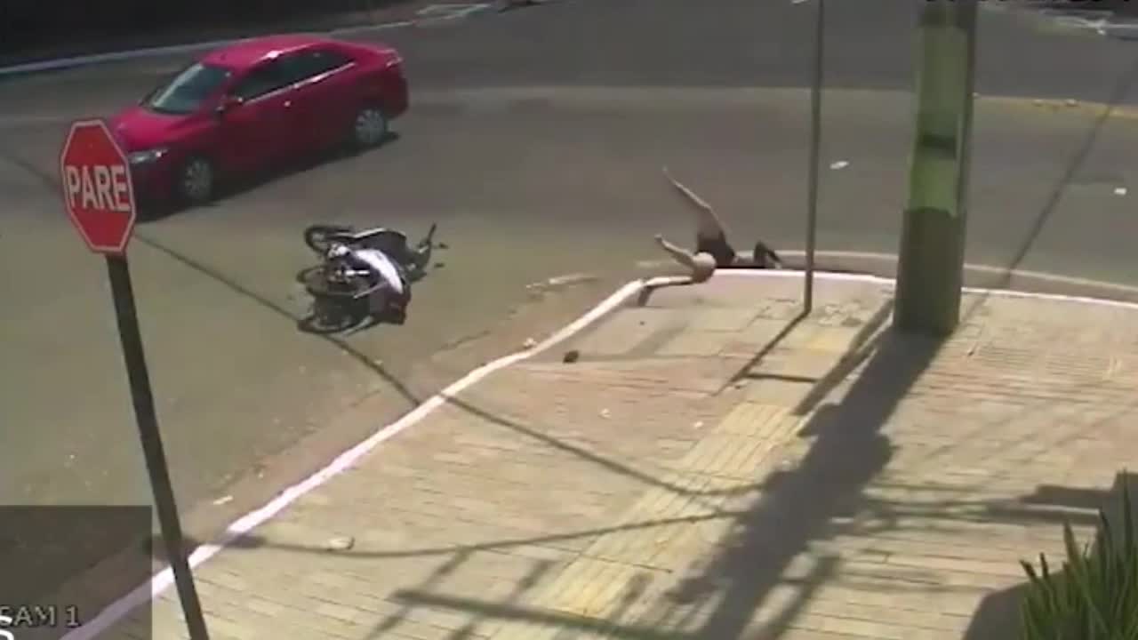 Video - Clip: Bị ô tô đâm trúng, người phụ nữ rơi tọt xuống cống thoát nước