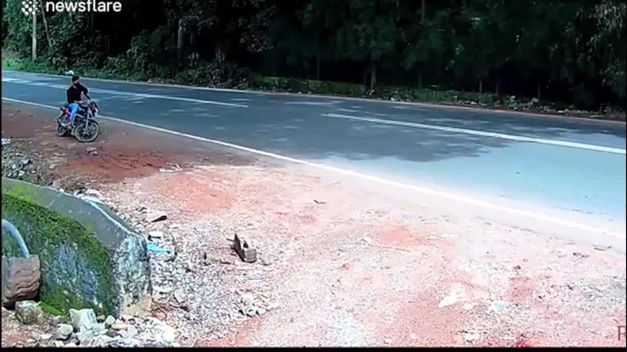 Video - Clip: Ô tô tông văng máy xúc, cứu mạng người đàn ông ngồi bên đường