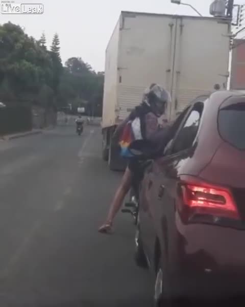 Video - Clip: Bẻ gương ô tô sau tranh cãi, cô gái nhận ngay kết đắng
