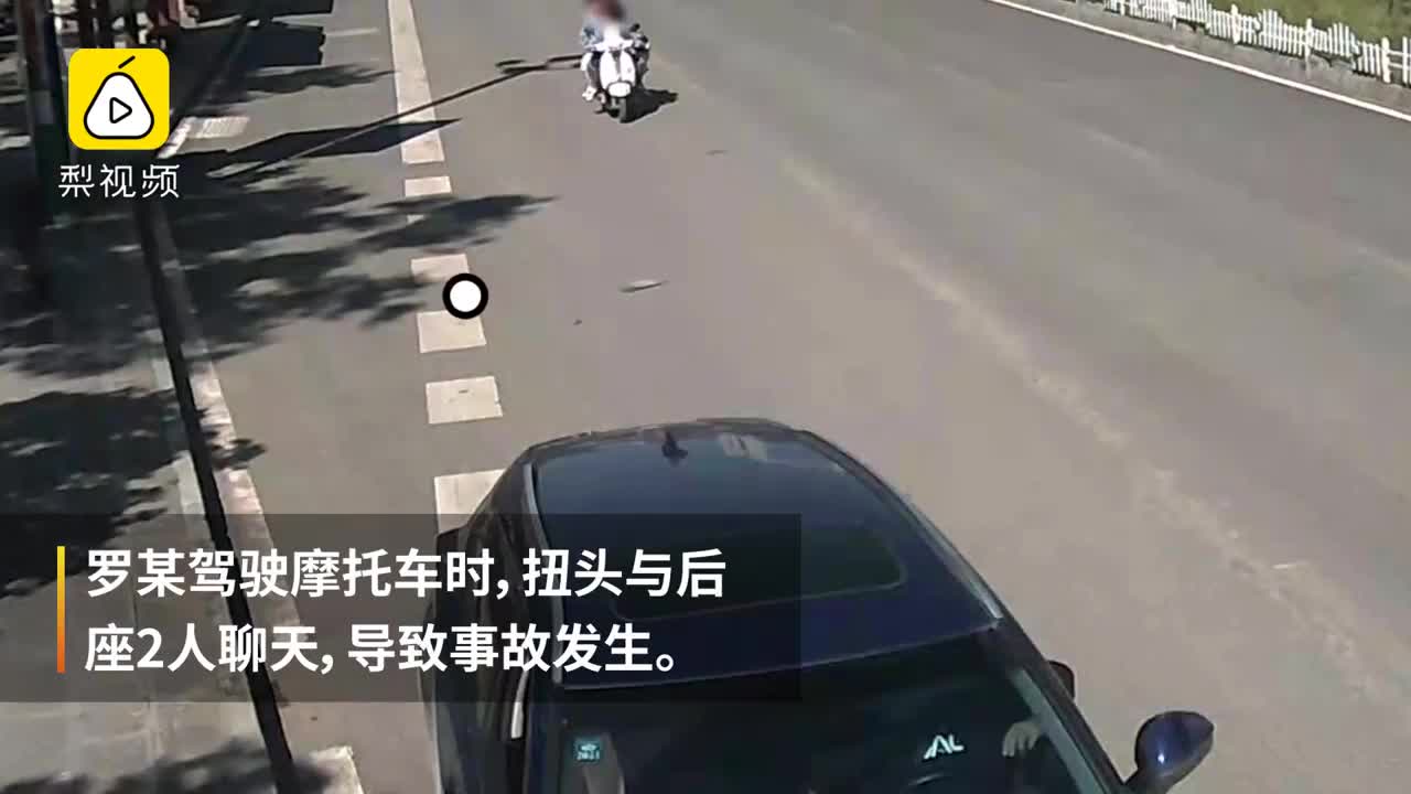 Video - Clip: Mải nói chuyện, 3 nữ sinh đi xe máy đâm bay gương ô tô
