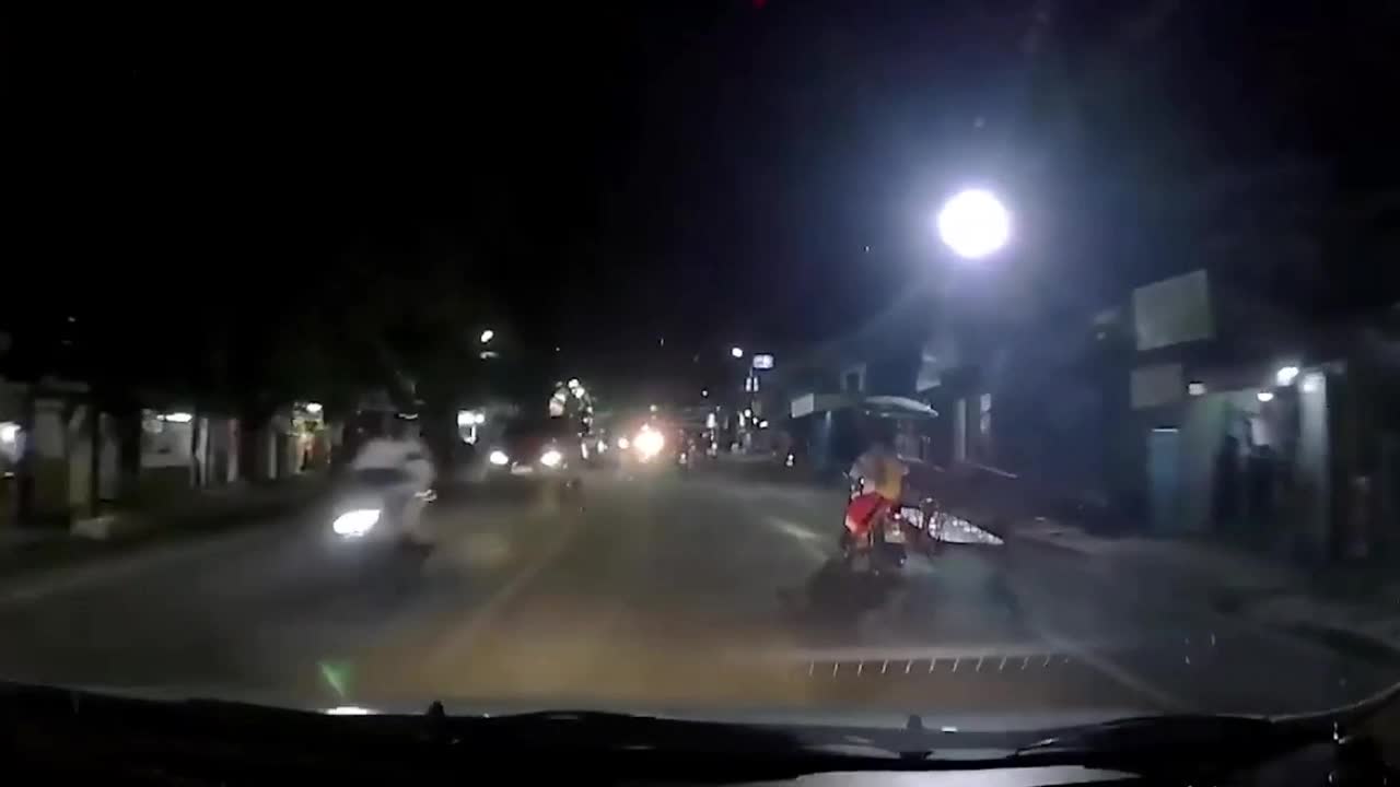 Video - Clip: Ngã xuống đường, bé trai suýt bị ô tô cán trúng người