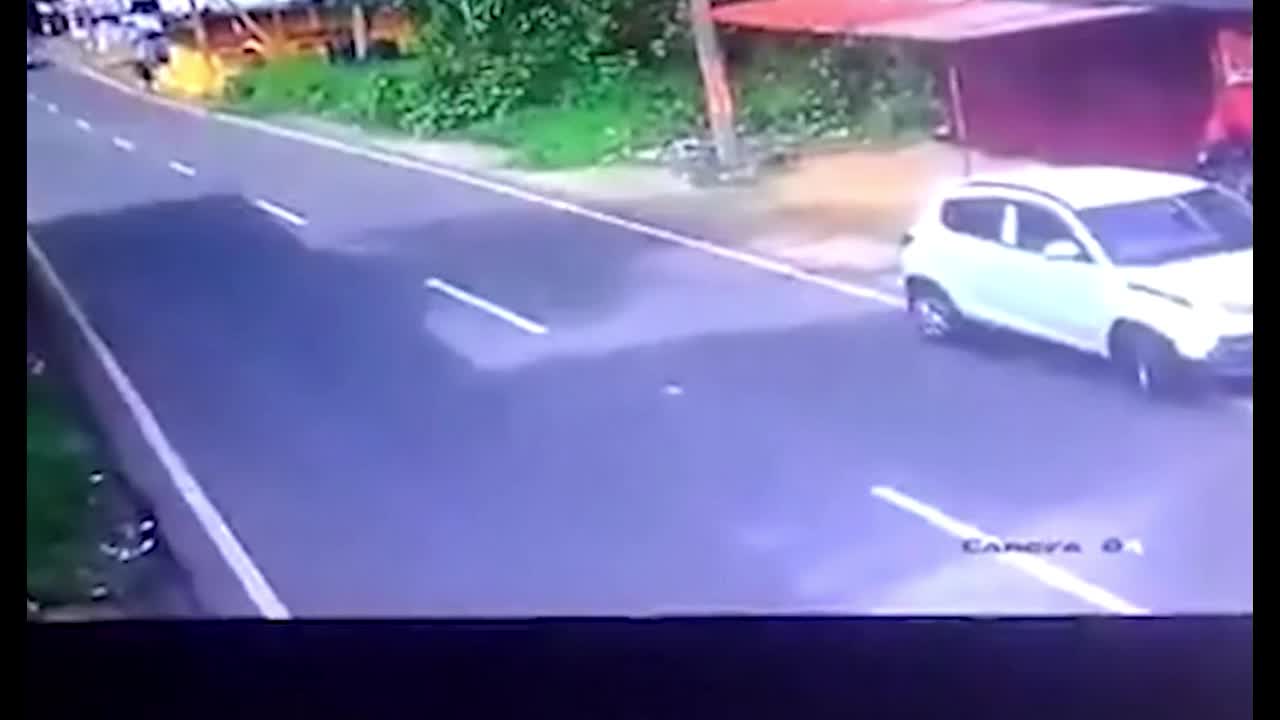 Video - Clip: Vượt ẩu, tài xế hất văng người đi xe máy lên nóc ô tô