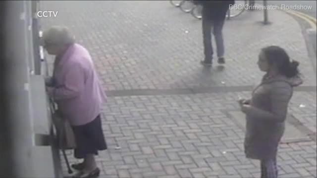 Video - Clip: Bị cướp tiền tại cây ATM, cụ bà có màn 'phản đòn' cực gắt