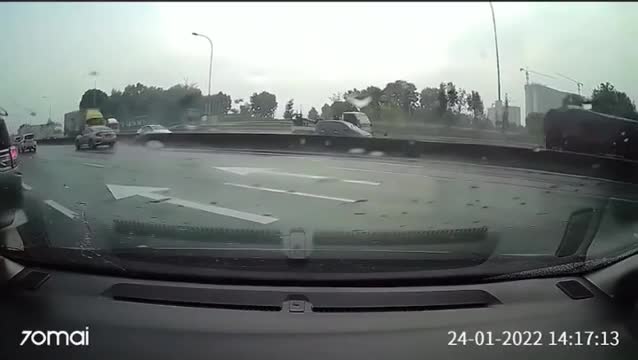 Video - Clip: Trượt ngã xuống đường, người đàn ông thoát chết trước đầu xe tải