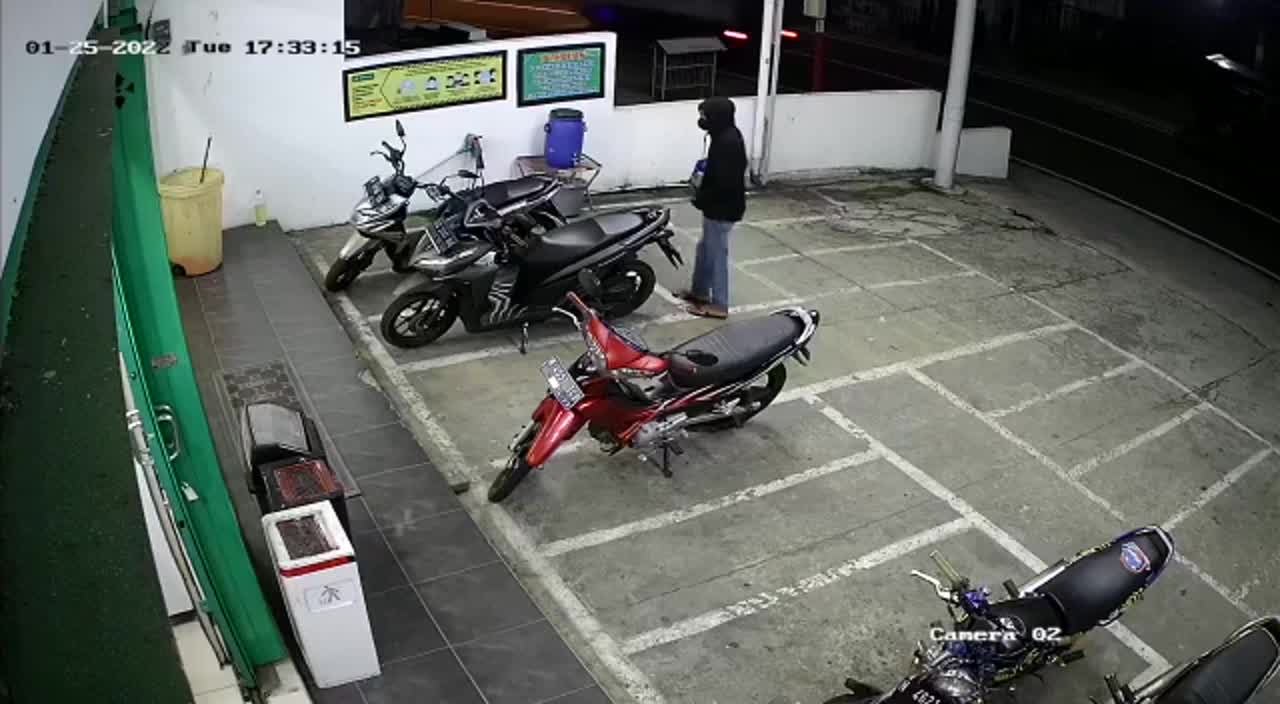 Video - Clip: Nam sinh song phi, hạ gục tên trộm xe máy ở cửa hàng tiện lợi
