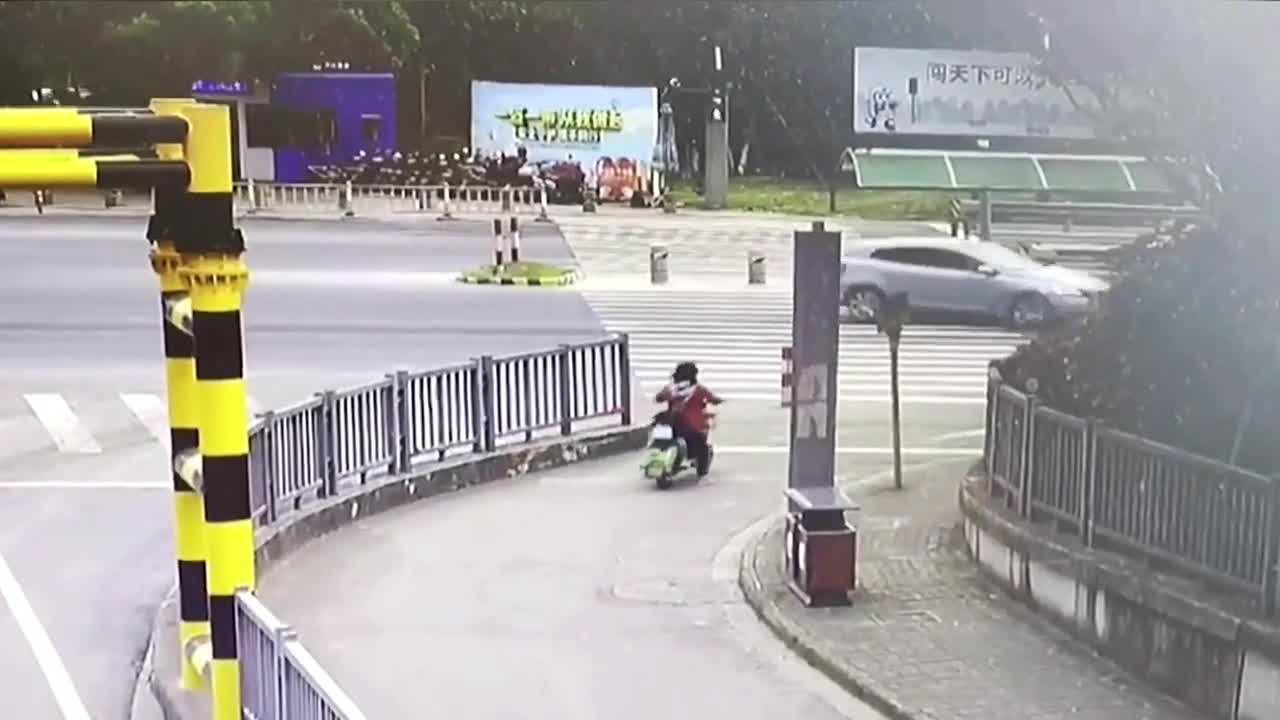 Video - Clip: Đánh rơi con xuống đường, mẹ vẫn hồn nhiên phóng xe đi