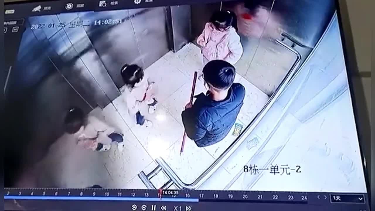 Video - Clip: Nghịch dại, 3 đứa trẻ đốt pháo hoa ngay trong thang máy