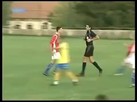 Video - Clip: Bị từ chối penalty, cầu thủ đuổi đánh trọng tài ngay trên sân