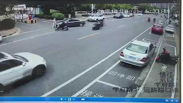 Video - Clip: Đạp nhầm chân ga, tài xế khiến ô tô đâm loạn xạ trên phố