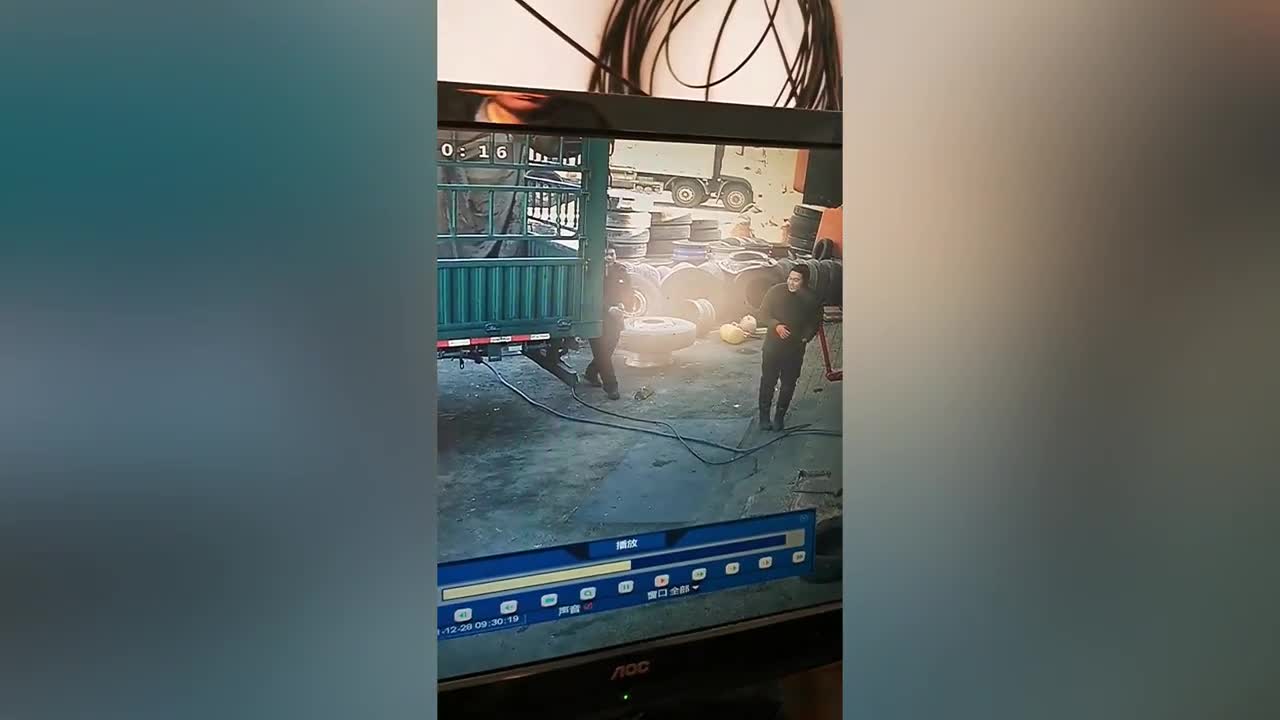 Video - Clip: Lốp ô tô phát nổ kinh hoàng, 2 người thợ thoát nạn khó tin