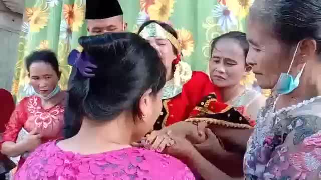 Video - Clip: Cô dâu khóc như mưa trong ngày cưới, chú rể bất lực đứng nhìn