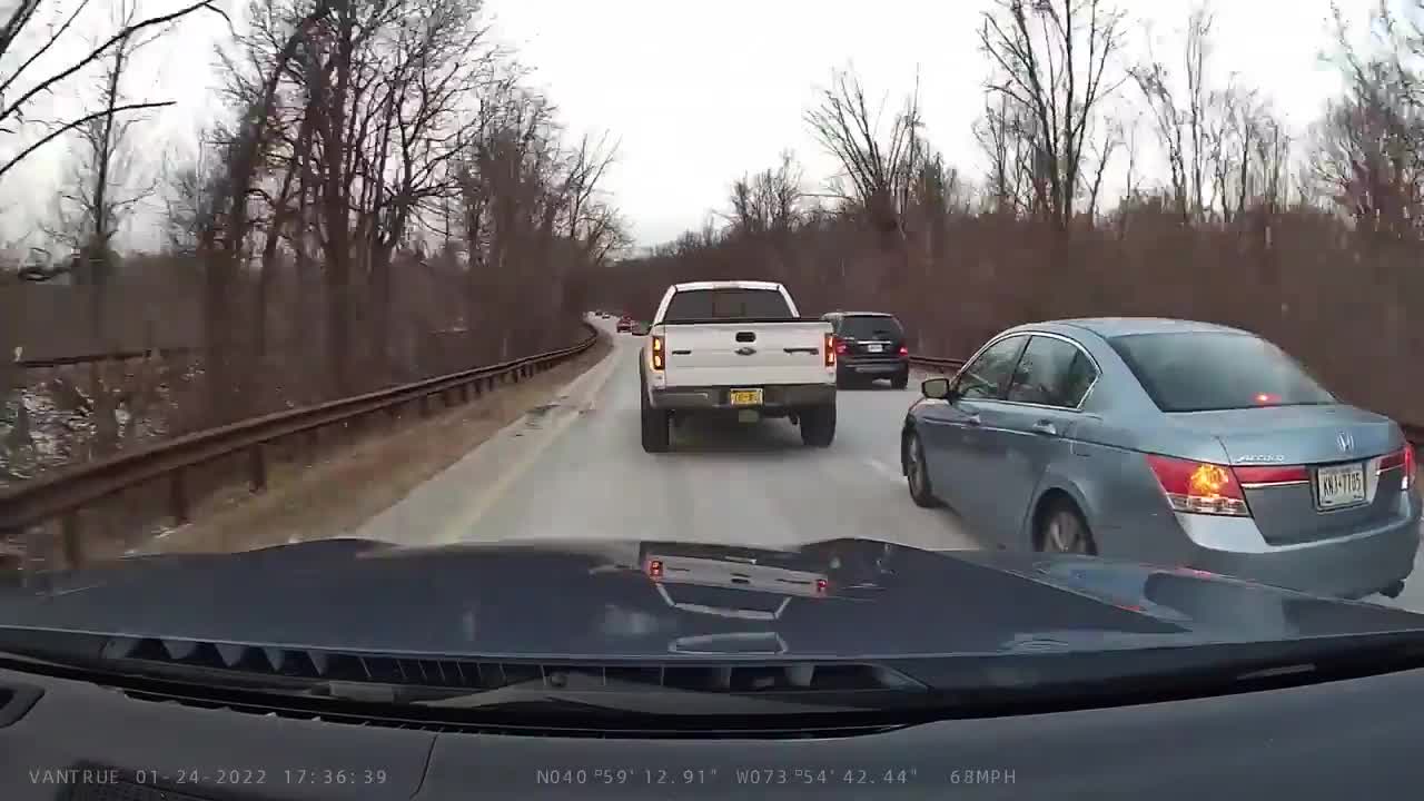Video - Clip: Cố tình vượt ẩu, ô tô lao thẳng vào vách núi bên đường